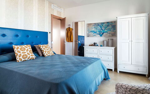 Villa Orietta: Möbel, Bett, Blau, Schlafzimmer, Interior Design, Bedding, Bettdecke, Flooring, Fussboden, Holz
