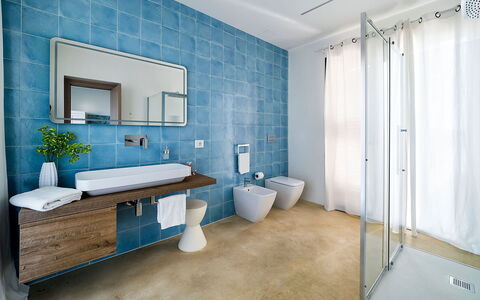 Villa Orietta: Badezimmer, Armatur, Flooring, Interior Design, Fussboden, Sinken, Zapfhahn, Bad Sink, Installation, Fliese