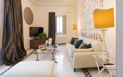 Dimora Simona: Möbel, Interior Design, Flooring, Fussboden, Tabelle, Wohnzimmer, Zimmer, Couch, Textil, Decke