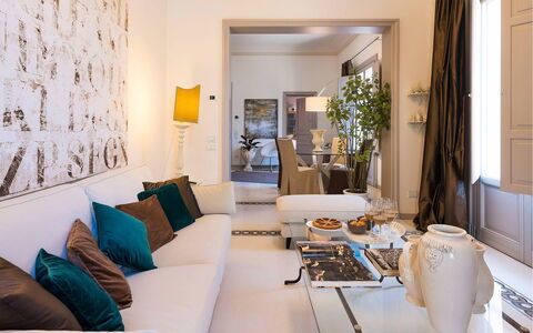 Dimora Simona: Möbel, Interior Design, Couch, Wand, Flooring, Wohnzimmer, Zimmer, Tabelle, Fussboden, Decke