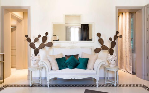 Dimora Simona: Möbel, Interior Design, Wand, Flooring, Zuhause, Fussboden, Wohnzimmer, Couch, Beleuchtung, Zimmer