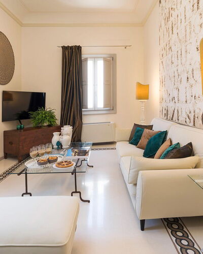 Dimora Simona: Möbel, Interior Design, Flooring, Fussboden, Tabelle, Wohnzimmer, Zimmer, Couch, Textil, Decke