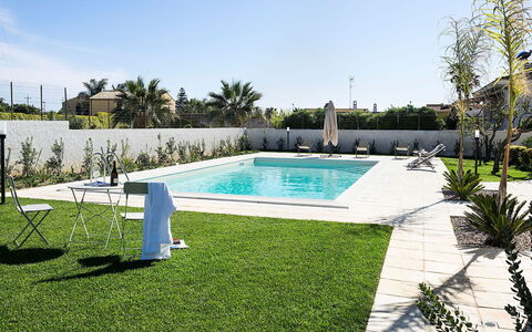 Villa Emma: Schwimmbad, Resort, Verbundwerkstoff, Freizeit, Gartenmöbel, Eco Hotel, Schatten, Garten, Landscaping, Hinterhof