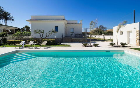 Villa Emma: Schwimmbad, Resort, Verbundwerkstoff, Estate, Eco Hotel, Hazienda, Landscaping, Flagstone, Schatten, Villa