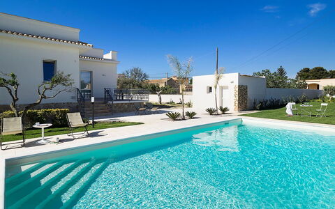 Villa Emma: Schwimmbad, Blau, Resort, Verbundwerkstoff, Flagstone, Estate, Schatten, Eco Hotel, Hazienda, Fliese