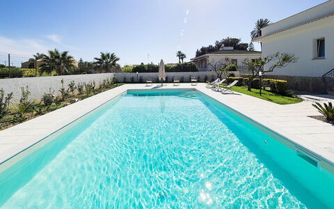 Villa Emma: Blau, Schwimmbad, Resort, Verbundwerkstoff, Eco Hotel, Water Feature, Hotel, Fliese, Landscaping