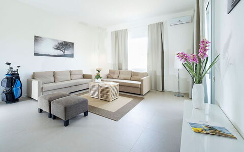 Villa Emma: Möbel, Interior Design, Couch, Flooring, Fussboden, Wohnzimmer, Holz, Tabelle, Zimmer, Decke