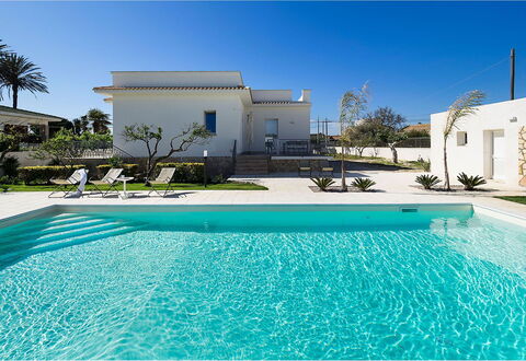 Villa Emma: Schwimmbad, Resort, Verbundwerkstoff, Estate, Eco Hotel, Hazienda, Landscaping, Flagstone, Schatten, Villa