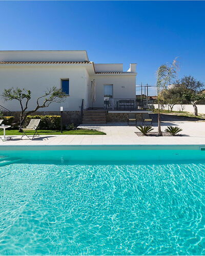 Villa Emma: Schwimmbad, Resort, Verbundwerkstoff, Estate, Eco Hotel, Hazienda, Landscaping, Flagstone, Schatten, Villa