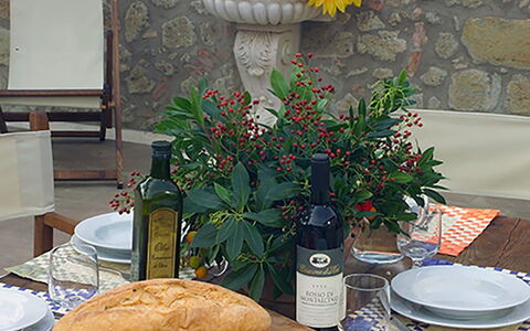 Villa Montichiello: Möbel, Tabelle, Geschirr, Tischdecke, Obst, Essen, Stuhl, Servierware, Gartenmöbel, Tisch Im Freien