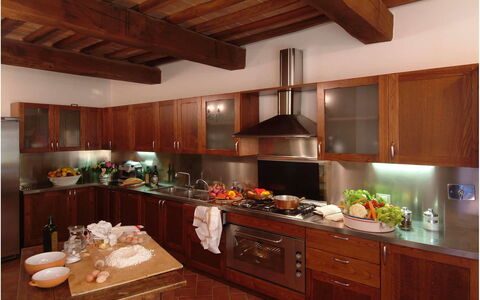 Villa Montichiello: Küche, Countertop, Cabinetry, Holz, Küchengerät, Interior Design, Möbel, Major Appliance, Light Fixture, Beleuchtung