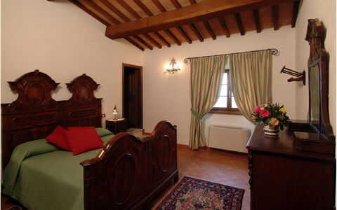 Villa Montichiello: Möbel, Interior Design, Holz, Flooring, Decke, Schlafzimmer, Bett, Zimmer, Fussboden, Beleuchtung