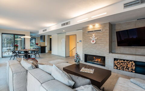 Villa Perla: Möbel, Interior Design, Flooring, Couch, Holz, Decke, Wohnzimmer, Fussboden, Tabelle, Stuhl