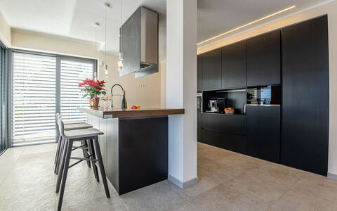 Villa Perla: Interior Design, Möbel, Flooring, Wand, Cabinetry, Countertop, Fussboden, Küche, Holz, Decke