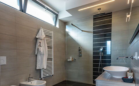 Villa Perla: Flooring, Interior Design, Armatur, Decke, Fussboden, Badezimmer, Light Fixture, Beleuchtung, Sinken, Spiegel