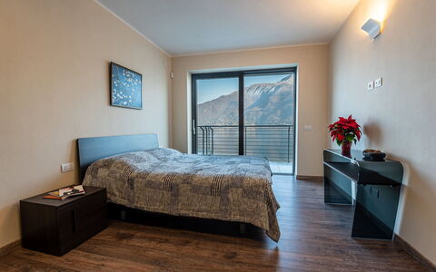 Villa Perla: Möbel, Interior Design, Zimmer, Fussboden, Bett, Schlafzimmer, Wohnung, Decke, Bettdecke, Kissen