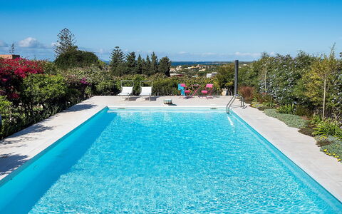 The Flower Garden: Blau, Schwimmbad, Wasser, Resort, Verbundwerkstoff, Freizeit, Gartenmöbel, Eco Hotel, Schatten, Landscaping