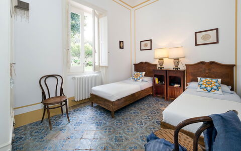 The Flower Garden: Flooring, Fussboden, Interior Design, Möbel, Holz, Schlafzimmer, Zimmer, Decke, Bettrahmen, Bett