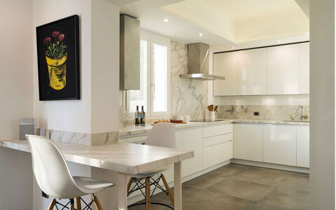 Sea Art Villa: Möbel, Interior Design, Flooring, Countertop, Wand, Fussboden, Küche, Holz, Light Fixture, Decke