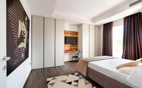 Sea Art Villa: Möbel, Interior Design, Bett, Flooring, Fussboden, Schlafzimmer, Zimmer, Holz, Bettdecke, Bedding