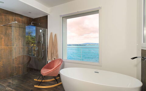 Sea Art Villa: Interior Design, Flooring, Armatur, Badezimmer, Fussboden, Holz, Möbel, Beleuchtung, Installation, Decke