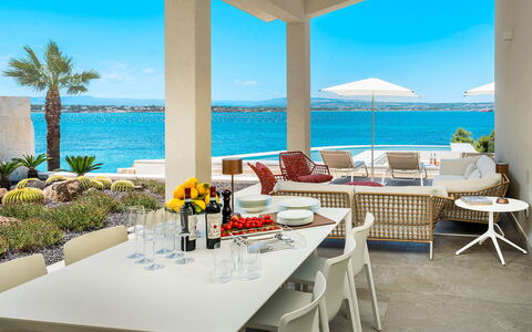 Sea Art Villa: Möbel, Stuhl, Resort, Tabelle, Gartenmöbel, Wohnung, Meer, Schatten, Eco Hotel, Balkon