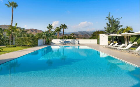 Villa Inga: Blau, Schwimmbad, Resort, Gartenmöbel, Eco Hotel, Schatten, Freizeit, Sonnenliege, Stuhl