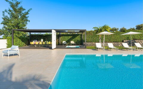 Villa Inga: Schwimmbad, Wasser, Gartenmöbel, Möbel, Resort, Stuhl, Eco Hotel, Schatten, Verbundwerkstoff, Freizeit