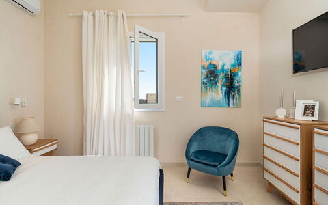 Villa Bruna: Möbel, Interior Design, Flooring, Fussboden, Holz, Zimmer, Textil, Schlafzimmer, Bett, Zuhause