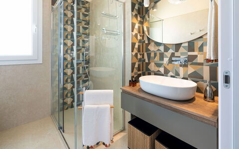 Villa Bruna: Interior Design, Flooring, Badezimmer, Armatur, Fussboden, Beleuchtung, Möbel, Fliese, Installation, Zuhause