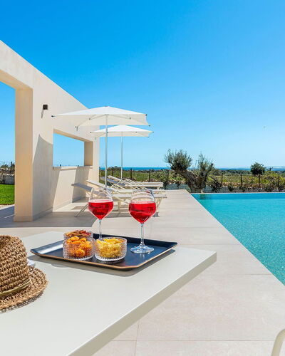 Villa Bruna: Schwimmbad, Resort, Stuhl, Gartenmöbel, Eco Hotel, Hotel, Villa