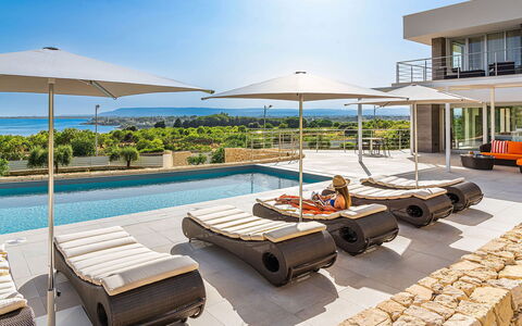 Villa Silvia: Schwimmbad, Gartenmöbel, Resort, Sonnenliege, Stuhl, Schatten, Regenschirm, Eco Hotel, Villa, Terrasse