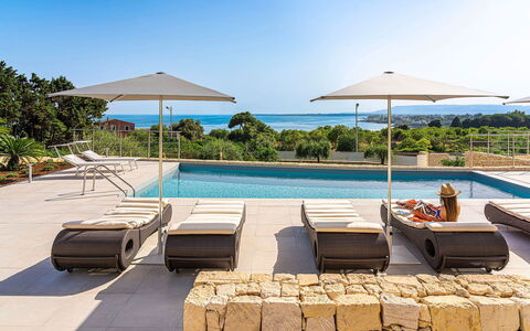 Villa Silvia: Möbel, Gartenmöbel, Regenschirm, Stuhl, Sonnenliege, Schwimmbad, Resort, Schatten, Eco Hotel, Freizeit