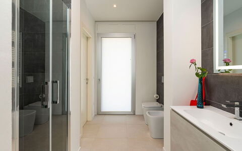 Villa Silvia: Badezimmer, Flooring, Fussboden, Armatur, Interior Design, Wand, Toilette, Badezimmerschrank, Sinken, Installation