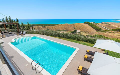 Villa Carousel: Blau, Schwimmbad, Wasser, Resort, Eco Hotel, Freizeit, Villa, Hotel, Estate, Gartenmöbel