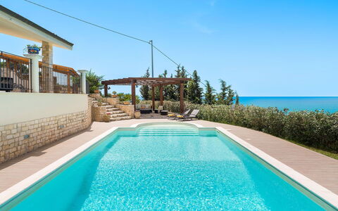 Villa Carousel: Blau, Wasser, Schwimmbad, Resort, Verbundwerkstoff, Meer, Freizeit, Gartenmöbel, Eco Hotel, Ozean