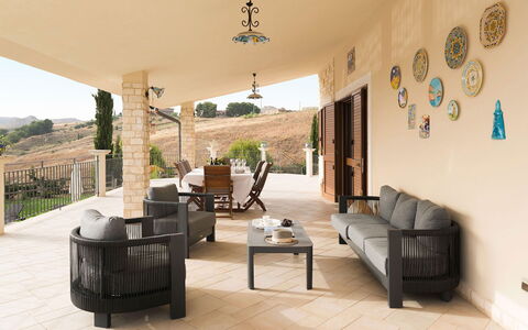 Villa Carousel: Möbel, Flooring, Stuhl, Interior Design, Fussboden, Tabelle, Gartenmöbel, Couch, Wohnzimmer, Zuhause