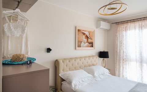 Villa Carousel: Möbel, Bett, Interior Design, Schlafzimmer, Wand, Zimmer, Bedding, Fussboden, Holz, Bettdecke