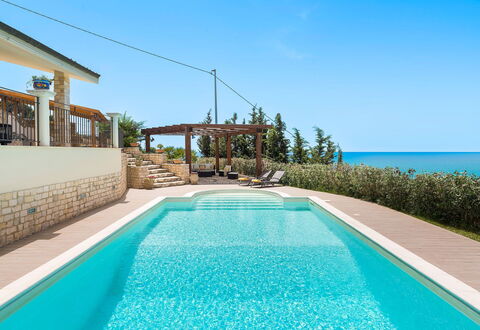 Villa Carousel: Blau, Wasser, Schwimmbad, Resort, Verbundwerkstoff, Meer, Freizeit, Gartenmöbel, Eco Hotel, Ozean
