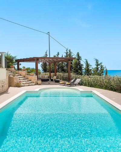 Villa Carousel: Blau, Wasser, Schwimmbad, Resort, Verbundwerkstoff, Meer, Freizeit, Gartenmöbel, Eco Hotel, Ozean