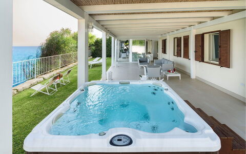 Villa Sea Star: Armatur, Badewanne, Resort, Möbel, Freizeit, Schwimmbad, Jacuzzi, Schatten, Hotel