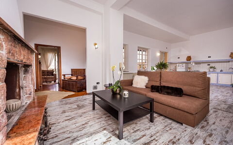 Casa Maurus: Möbel, Couch, Flooring, Interior Design, Fussboden, Wohnzimmer, Zimmer, Decke, Beleuchtung