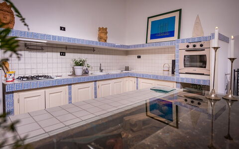 Casa Maurus: Flooring, Interior Design, Küche, Fussboden, Countertop, Zimmer, Fliese, Herd, Cabinetry, Gasherd