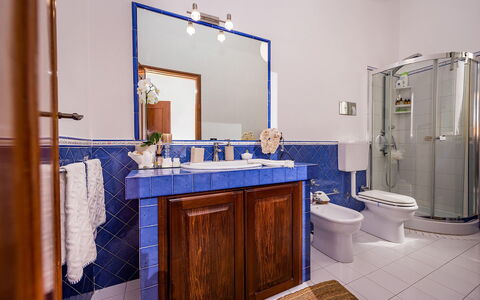 Casa Maurus: Blau, Armatur, Flooring, Interior Design, Bad Sink, Badezimmer, Sinken, Fussboden, Zapfhahn, Installation