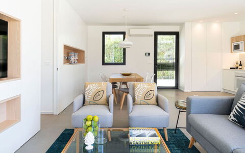 Villa la Isla: Möbel, Interior Design, Flooring, Couch, Fussboden, Holz, Wohnzimmer, Decke, Zimmer, Tabelle