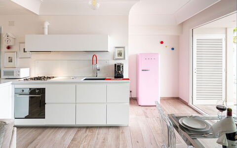 Casa Light Blu: Küchengerät, Küche, Countertop, Interior Design, Major Appliance, Flooring, Haushaltsgerät, Cabinetry, Kühlschrank, Fussboden