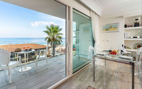Casa Light Blu: Resort, Möbel, Meer, Balkon, Ozean, Gartenmöbel, Schatten, Wohnung, Stuhl, Küste