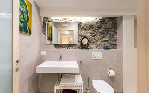 Casa Light Blu: Interior Design, Flooring, Armatur, Wand, Fussboden, Sinken, Badezimmer, Bad Sink, Decke, Zapfhahn