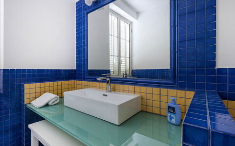 Mermaid Villa: Blau, Armatur, Interior Design, Bad Sink, Flooring, Zapfhahn, Badezimmer, Fliese, Fussboden, Sinken
