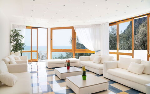 Relais Nike: Möbel, Interior Design, Flooring, Fussboden, Couch, Wohnzimmer, Holz, Decke, Zimmer, Tabelle